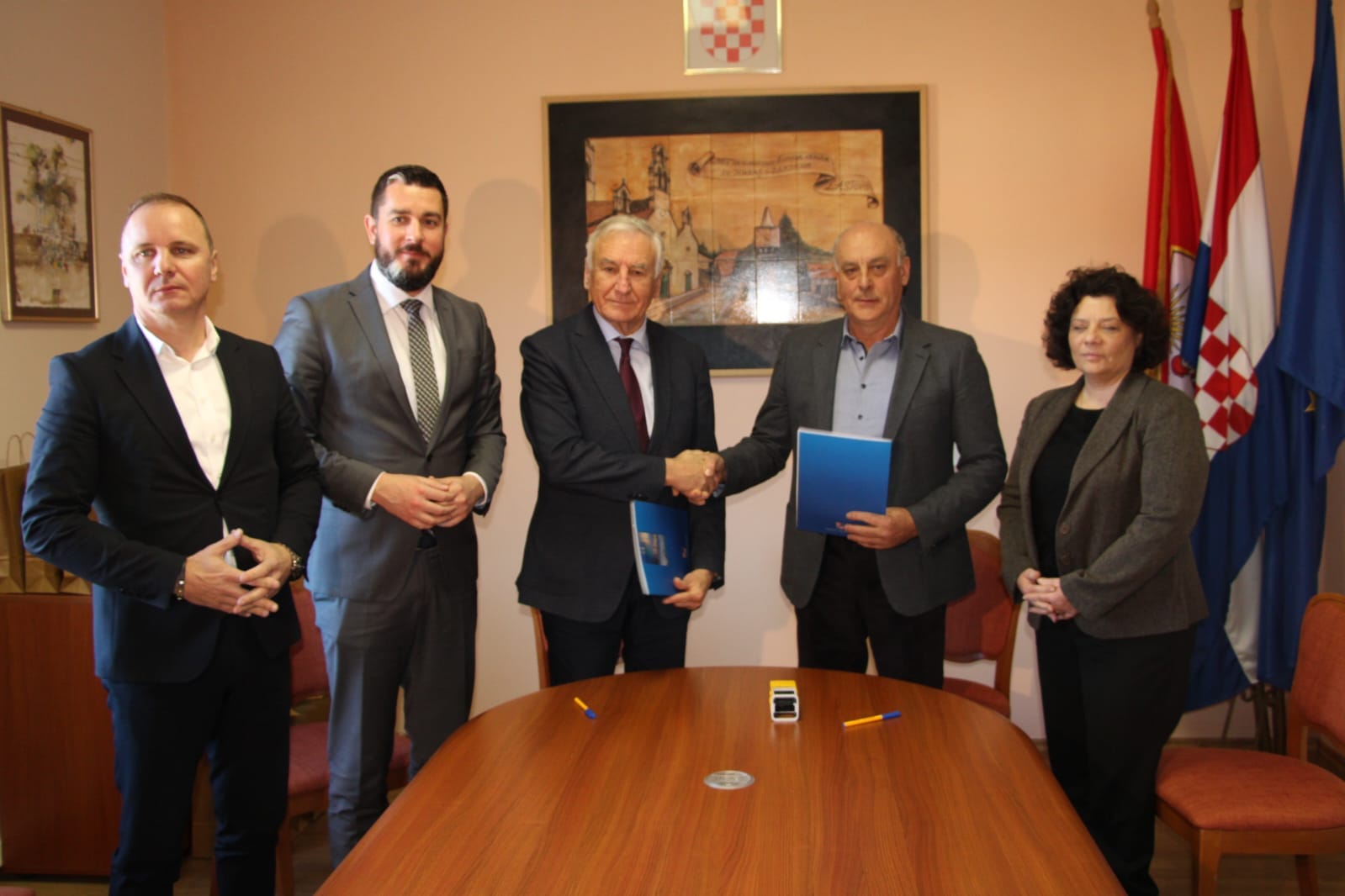 Pročitajte više o članku Potpisan sporazum za nabavu brane za slučajeve onečišćenja mora